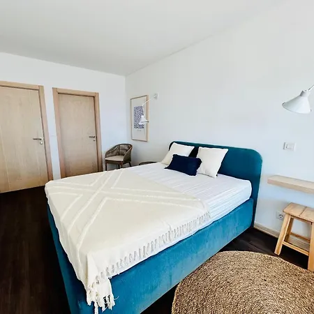 California Front Apartman